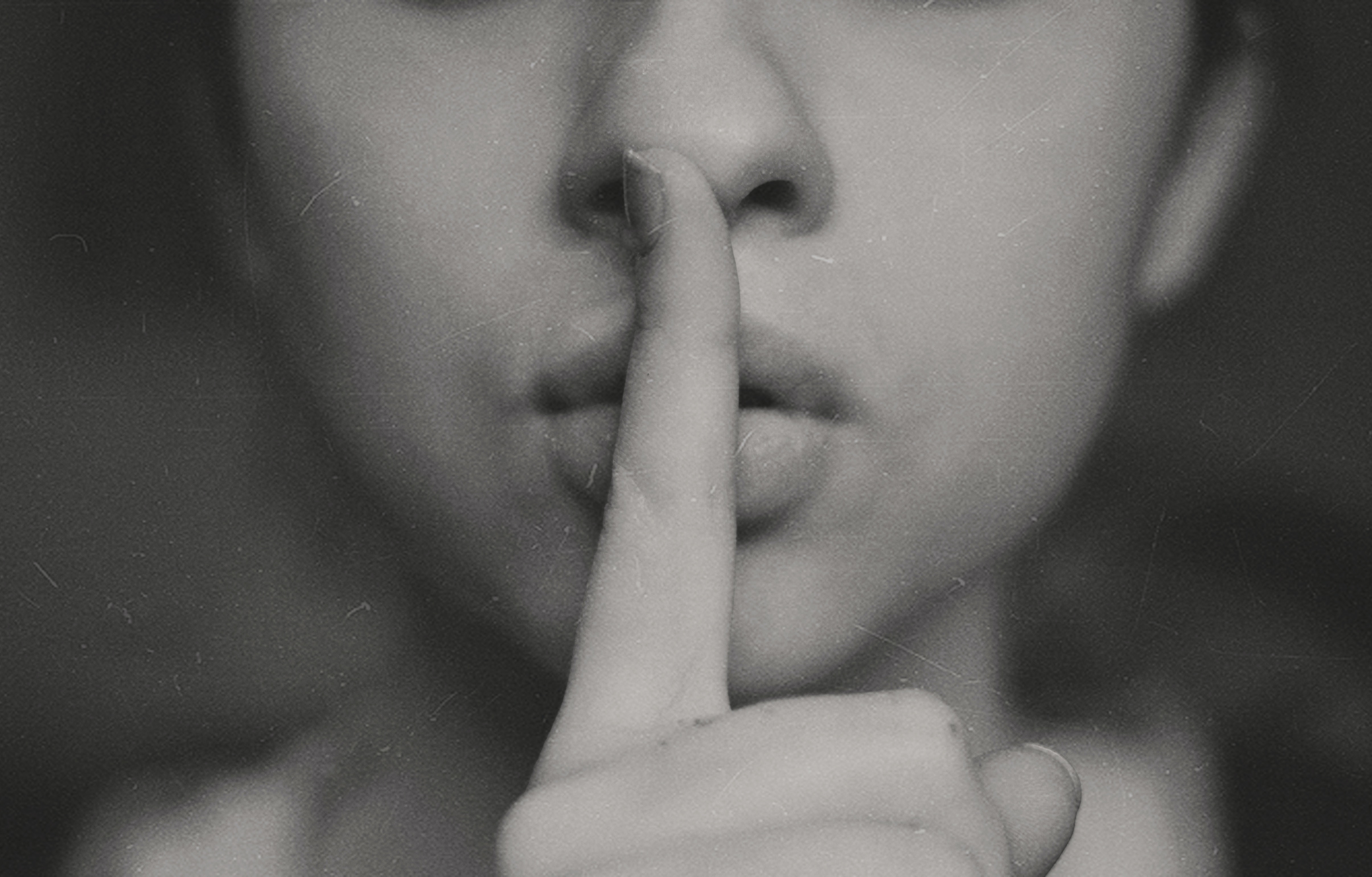 Тихо видать. Палец прижатый к губам. Закрывает рот рукой. Палец прикрывает рот. Тишина молчание.